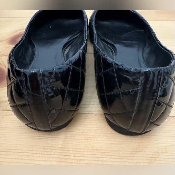 Tory Burch Women’s Quinn Quilted Patent Leather Gold Logo Black Ballet Flats 8M - Picture 4 of 8
